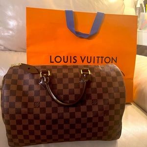 Authentic 

LOUIS VUITTON
Damier Ebene Speedy 35 like new no tears or wears